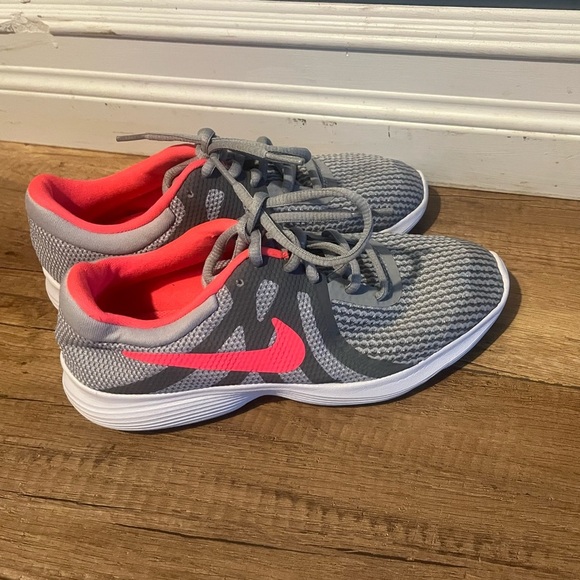 NIKE REVOLUTION 4  shoes for girls, NEW & AUTHENTIC, US size (YOUTH) 4 - Picture 2 of 6